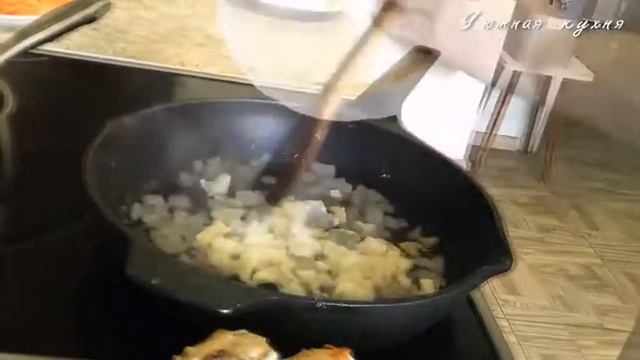 Очень вкусная рыба! Тушеный минтай на сковороде с луком и морковью.