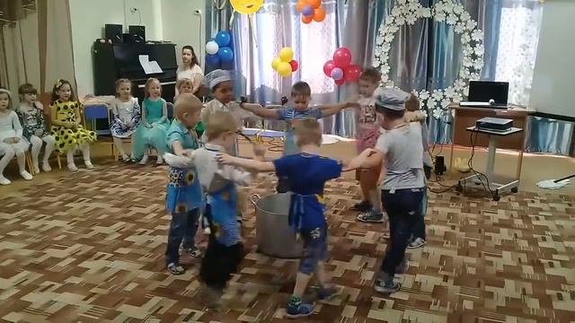 Танец мальчиков в детском саду