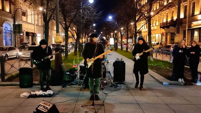 Уличные музыканты выступают на Невском проспекте в Санкт-Петербурге... смотреть онлайн