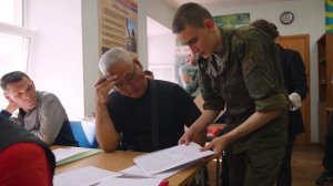 Желающие защищать отечество собрались во дворе военкомата Ленинградской области