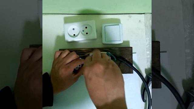 как подключить разетку с помошью  выключателя