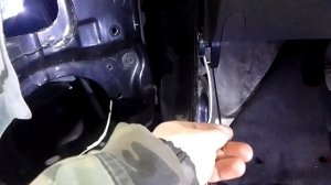 Протягиваем кабель в дверную карту Ниссан Альмера G15
