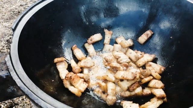 КАК ВКУСНО ПОЖАРИТЬ КАРТОФЕЛЬ С ГРУДИНКОЙ В КАЗАНЕ НА КОСТРЕ.