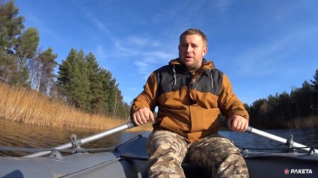 Лодка Ракета под веслами