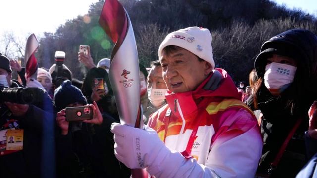 Знаменитый актер Джеки Чан пронес Олимпийский огонь по Великой китайской стене смотреть онлайн