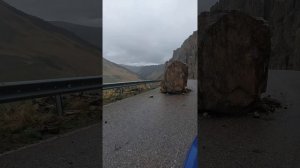 Огромный камень,  упавший на дорогу, идущую по серпантину урочища Джилы-су. Кабардино-Балкария.
