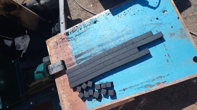 экструдер древесной пыли по производству углей для кальяна. смотреть онлайн