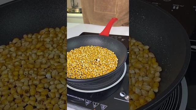 ПОПКОРН НА СКОВОРОДЕ с солью за 5 минут | КАК ГОТОВИТЬ ПОПКОРН из обычной кукурузы #shorts