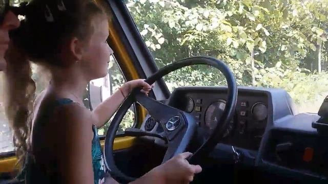 МАЛЕНЬКАЯ ДЕВОЧКА УПРАВЛЯЕТ ГРУЗОВИКОМ смотреть онлайн