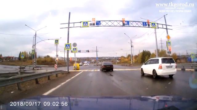 Мерседес проезжает на красный свет. Сентябрь 2018. Братск смотреть онлайн
