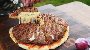 Показываю как приготовить кебаб пиццу на мангале.