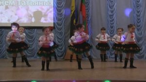 Маленькие девочки танцуют