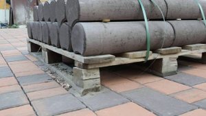 Столбики бетонные - наборная клумба . Эстетично и технологично . Смотри Мостовая ру