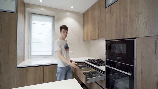 Деколь Мебель. Функциональная кухня с островом в современном стиле.