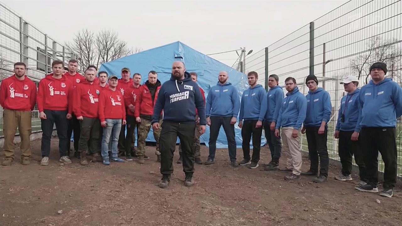 Тысячи беженцев получают помощь в полевых лагерях,...азвернули под Мариуполем российские добровольцы