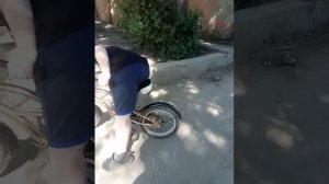 катаюсь на велике с другом