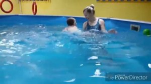 Грудничковое плавание. Ребенок ныряет в 11 месяцев