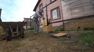 Столбы из дикого камня своими руками. Друзья оцените. Забор из камней и дерева. Начало .