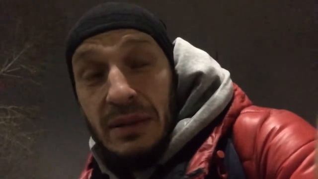 Что находится под канализационном люком.Слабонервным не смотреть а то придётся лезть.