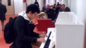 Парень удивил всех в Аэропорту! Играет на пианино 10 мелодий за 3 минуты! Виртуоз