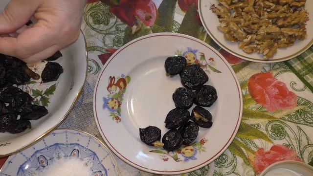 Чернослив, фаршированный грецким орехом под сметаной Десерты смотреть онлайн