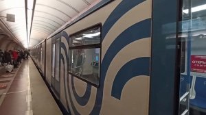 81-765/766/767 "Москва" на станции Парк победы посадки нет