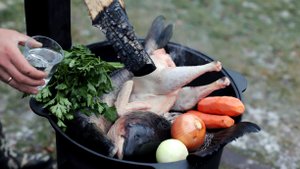 Тройная царская уха из петуха в казане на костре.