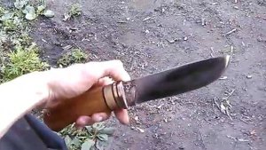 Охотничий нож!с крепкой рукоятью из яблони!
