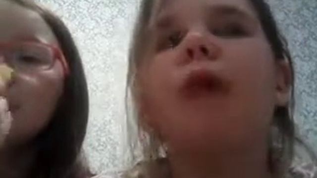 Сумасшедшая боль! Едим очень острые чипсы! смотреть онлайн