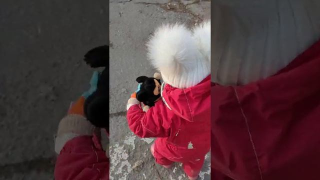 Ляля гуляет и поет про Джони