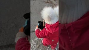 Ляля гуляет и поет про Джони