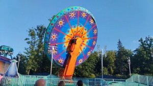 катаюсь на аттракционе летающая тарелка в диво острове