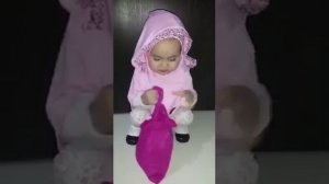 Маленькая девочка читает коран