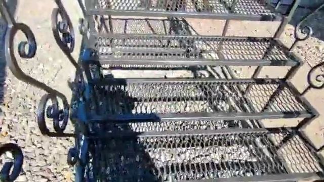 Металлическое крыльцо с настилом ПВЛ и перилами