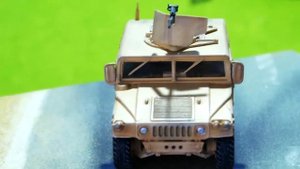 Обзор игрушек | Военная машинка Хаммер - HMMWV M1025 | Распаковка игрушек | Войнушки Солдатики