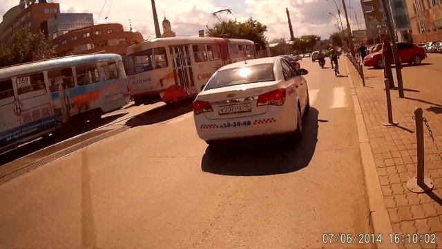 Спускаемся по Куйбышева. Восторг от раритетного мотоцикла JAVA-350. Далее по 8 Марта - до Радищева. смотреть онлайн