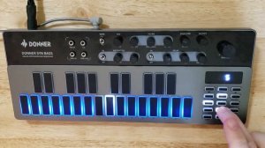 Donner B1 Bass Synthesizer/303-Clone DEMO [No Talking]