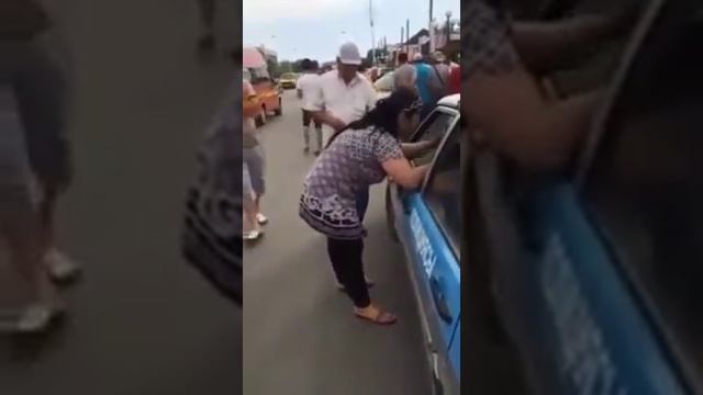 Очень нервная женщина ругается с ментами