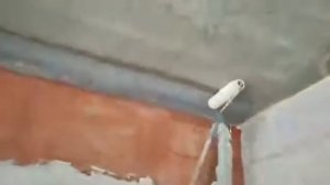 Грунтовка бетонного потолка перед отделкой – снято на видео