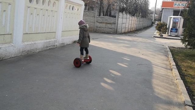 Аришенька летает на гироскутере смотреть онлайн