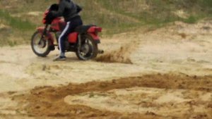 Пацан крутит пятаки На Иж Планета 5 ( могет)??