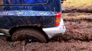 Синий Mitsubishi Pajero 2 на 35" бубликах. Дружеская поездка.