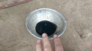 Как в лодочном моторе заменить трансмиссионное масло в редукторе.