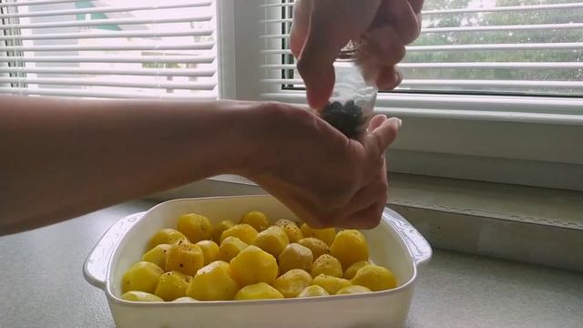 Картошка в мундире в духовке, запечённая целиком.
