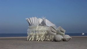 Тео Янсен создает гигантские скульптуры, которые способны ходить и дышать Это