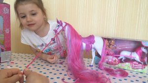 Открываем лошадку Steffi с невероятно длинной гривой и лошадку c  куклами Evi love