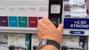 Подбор очков для чтения в магазине Costco, Sacramento.