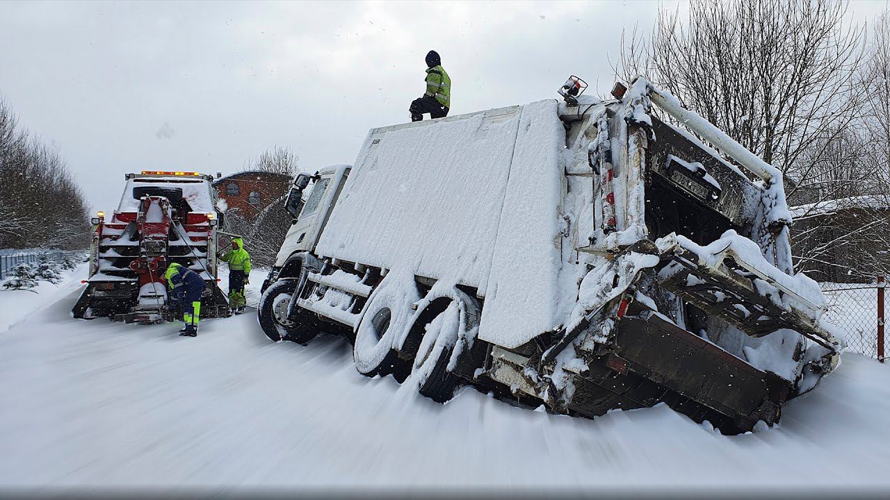 Работа двумя эвакуаторами. Груженый мусоровоз в СНТ. смотреть онлайн