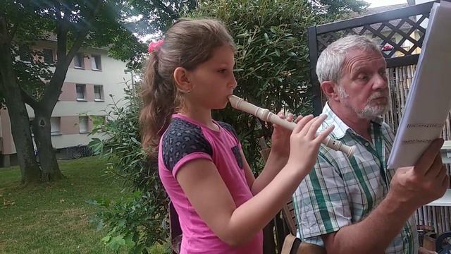 Эмилия играет на флейте