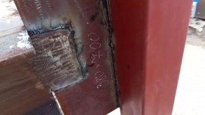 Поставили тяжеленные косоуры под лестницу на стадионе